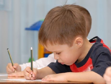 Jak učit dítě psát je problém mnoha mladým rodičům