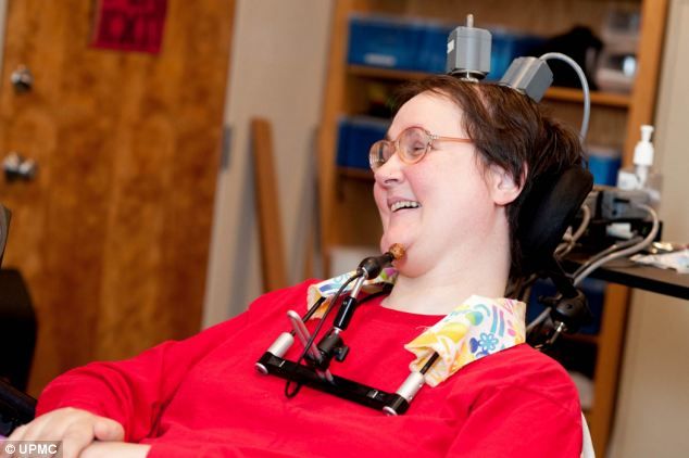 Paralyzovaná žena ovládá umělou ruku pomocí myšlenky