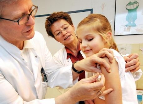 Teenageři jsou náchylní k infekci hepatitidou B i přes očkování